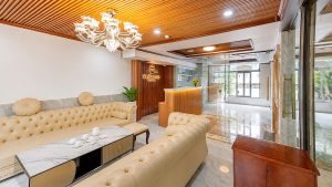 Sảnh lễ tân khách sạn 5 sao sang trọng, sạch sáng và chuyên nghiệp.