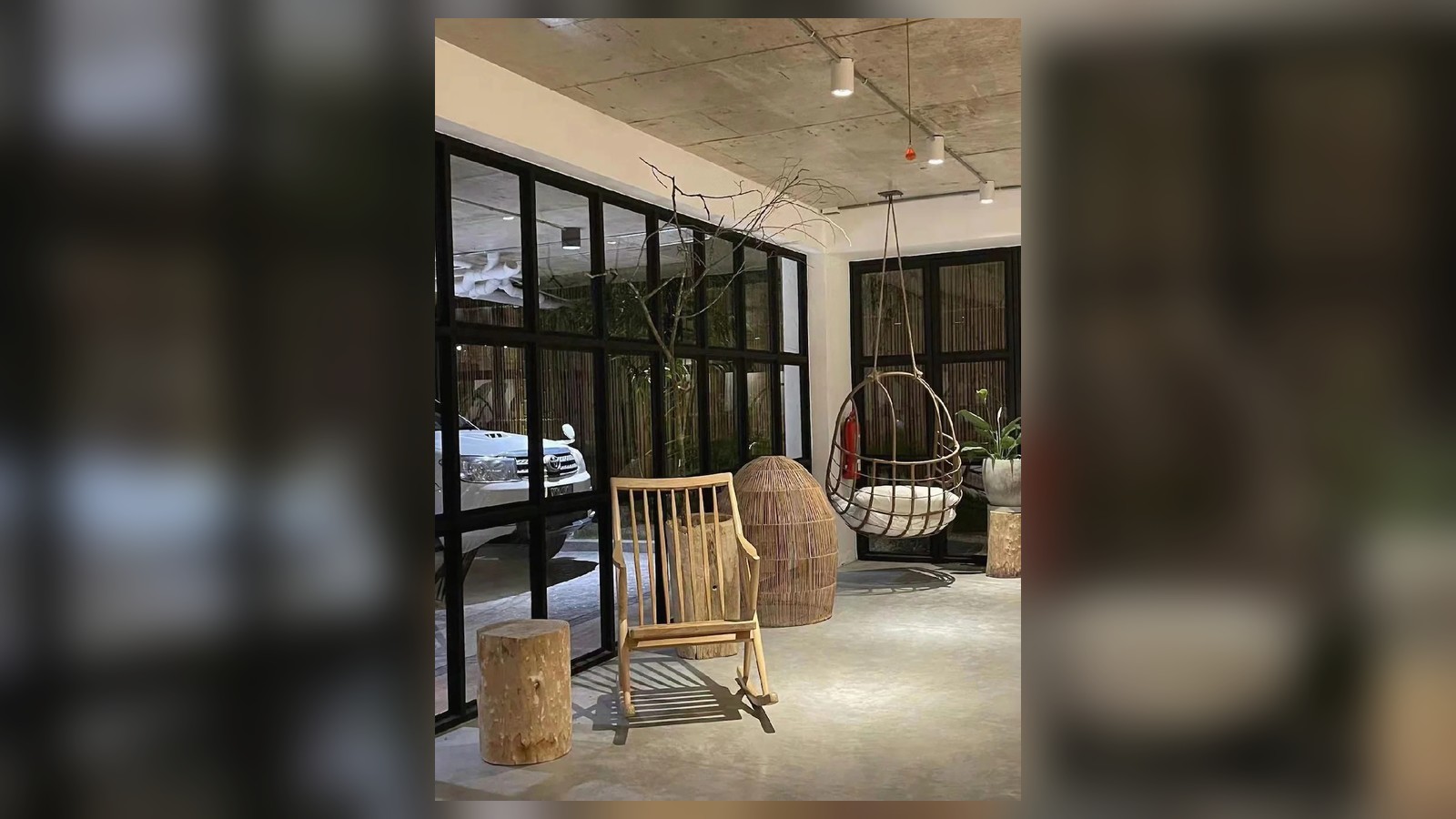Góc thư giãn với ghế gỗ, xích đu mây tre và cành khô cho thấy vẻ đẹp đến từ đồ vật không đồng nhất nhưng có cùng tinh thần.