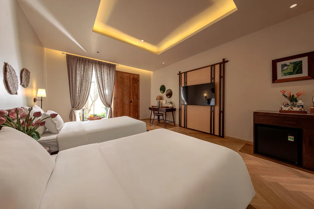 Phòng twin hiện đại, giữ độ ấm nhờ gỗ, vải màu đất và chi tiết trang trí thủ công.