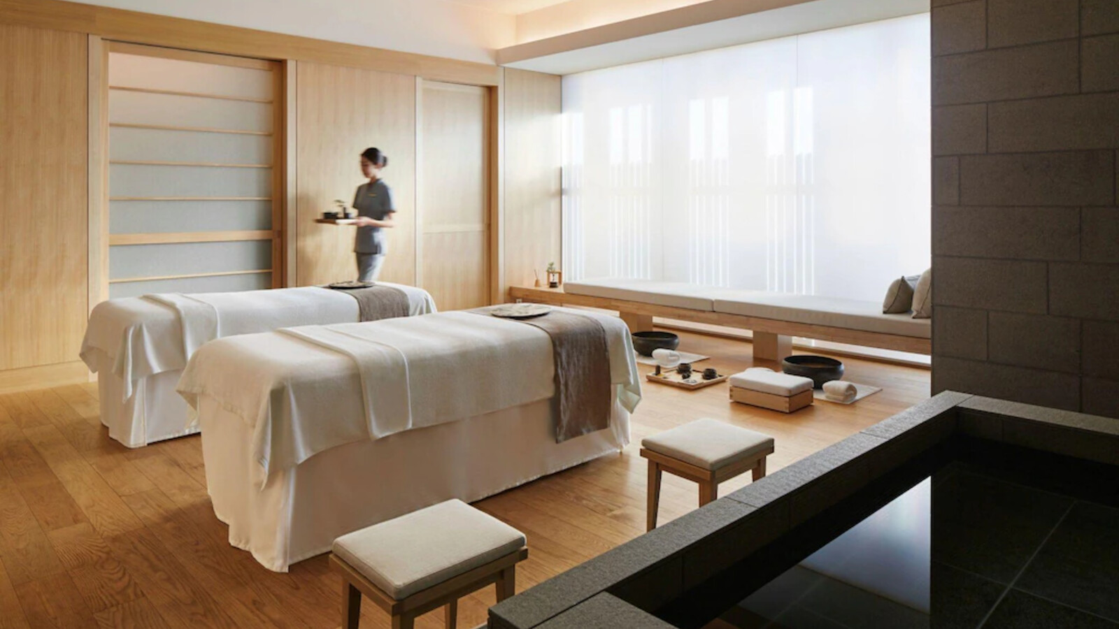 Không gian spa cân bằng giữa gỗ sáng, đá tối và ánh sáng khuếch tán, gợi cảm giác sạch, ấm và tĩnh.