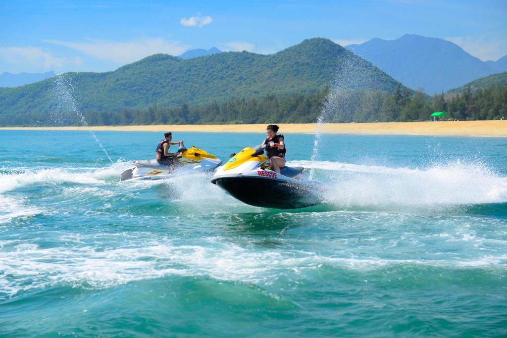 Mô tô nước đại diện cho nhóm hoạt động tốc độ cao, đòi hỏi phân vùng mặt nước và giám sát chuyên nghiệp.