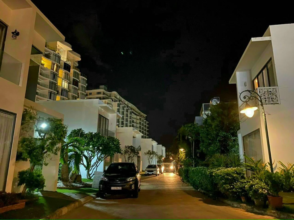 Ánh sáng thấp dọc lối nội bộ giúp khách định hướng giữa các khối villa mà vẫn giữ bầu không khí yên tĩnh.