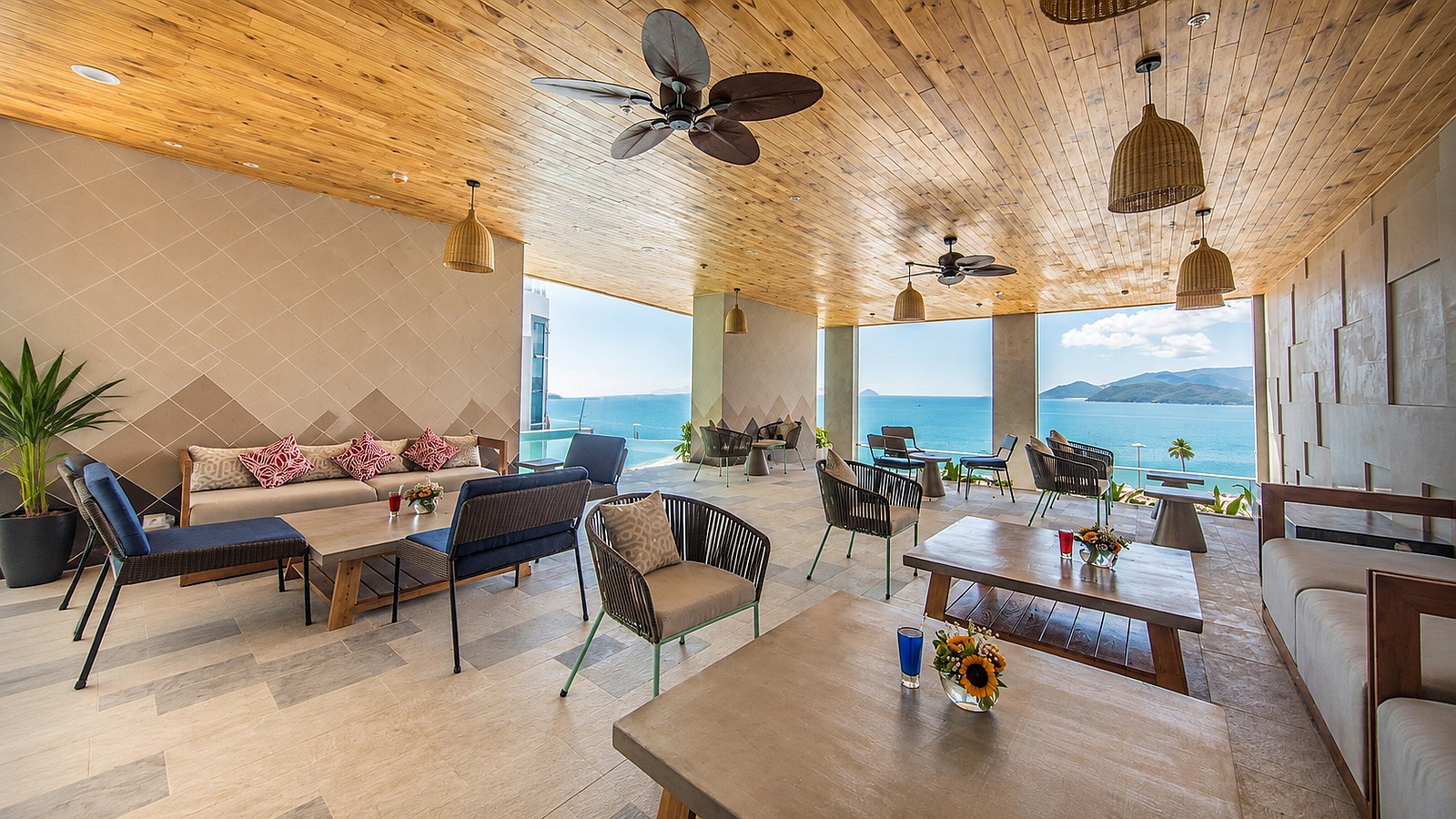 Khu lounge ngoài trời hướng biển lý tưởng để thư giãn và ngắm cảnh.