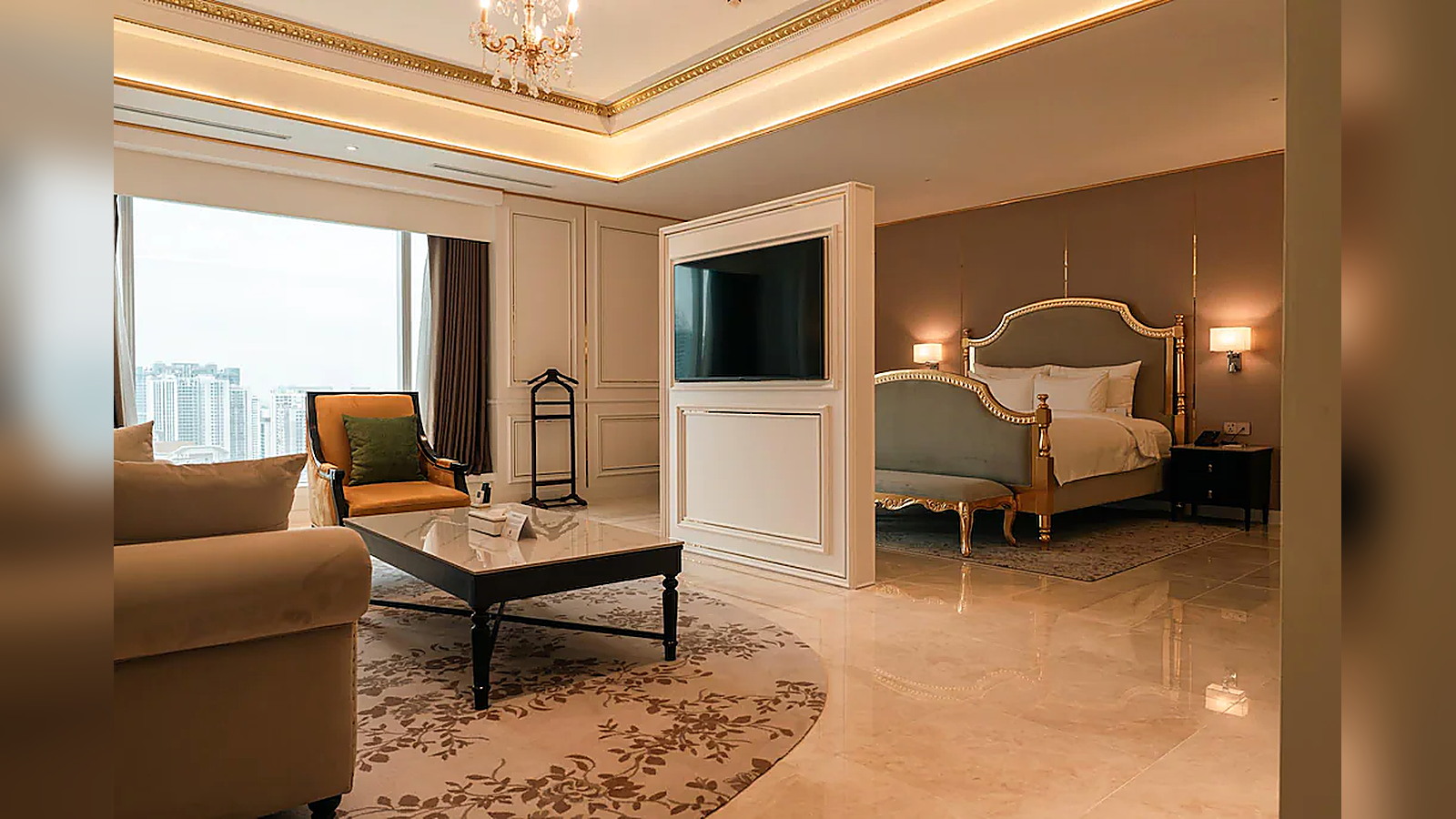 Không gian suite rộng với khu tiếp khách riêng và giường ngủ tách biệt theo phong cách tân cổ điển