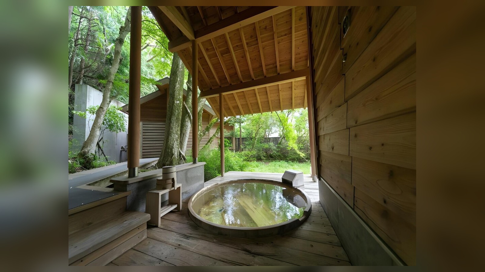 Bồn ngâm tròn dưới mái hiên gỗ biến hoạt động tắm thành nghi thức chậm giữa thiên nhiên.