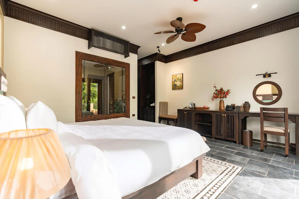 Hai giường lớn, trần dốc và ánh sáng hắt phù hợp gia đình hoặc nhóm bạn.