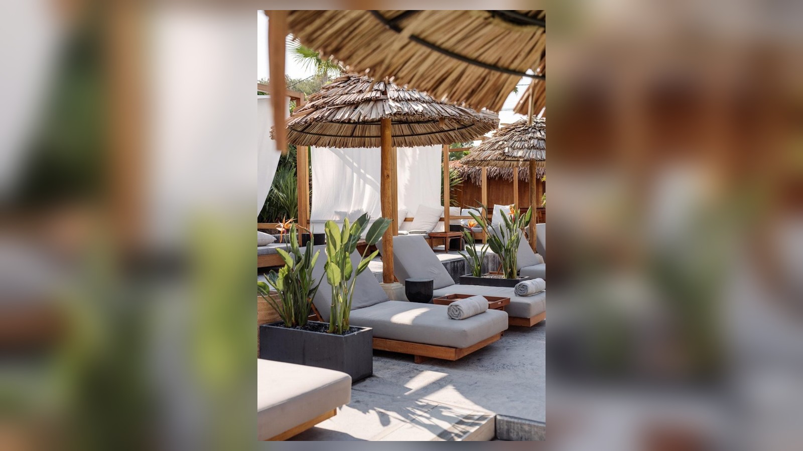 Cabana tạo một lớp riêng tư mềm mại giữa khu hồ bơi sôi động và nhịp nghỉ chậm của từng vị khách.