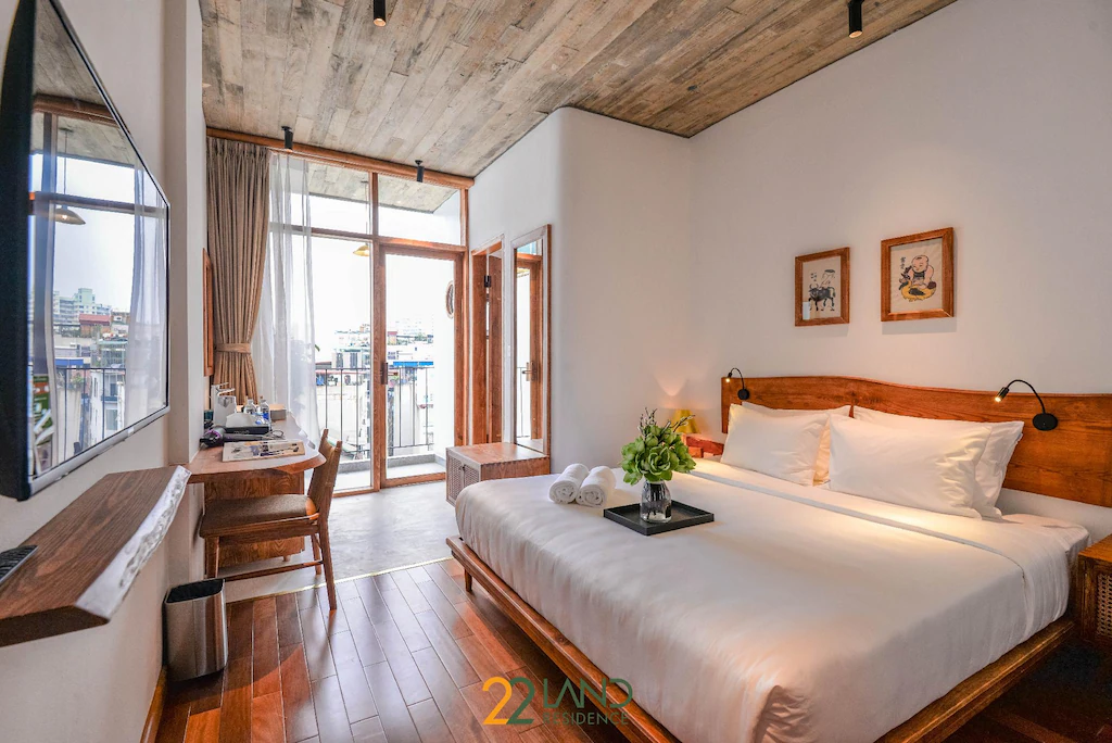 Phòng King khách sạn 4 sao phong cách Wabi Sabi với gỗ ấm, tranh tối giản và ánh sáng tự nhiên