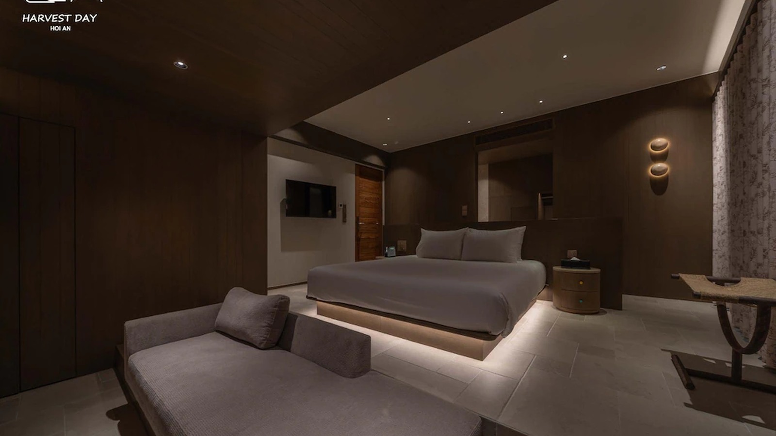 Sofa cuối giường mở rộng công năng mà vẫn giữ trục nhìn gọn trong bảng màu nâu xám.