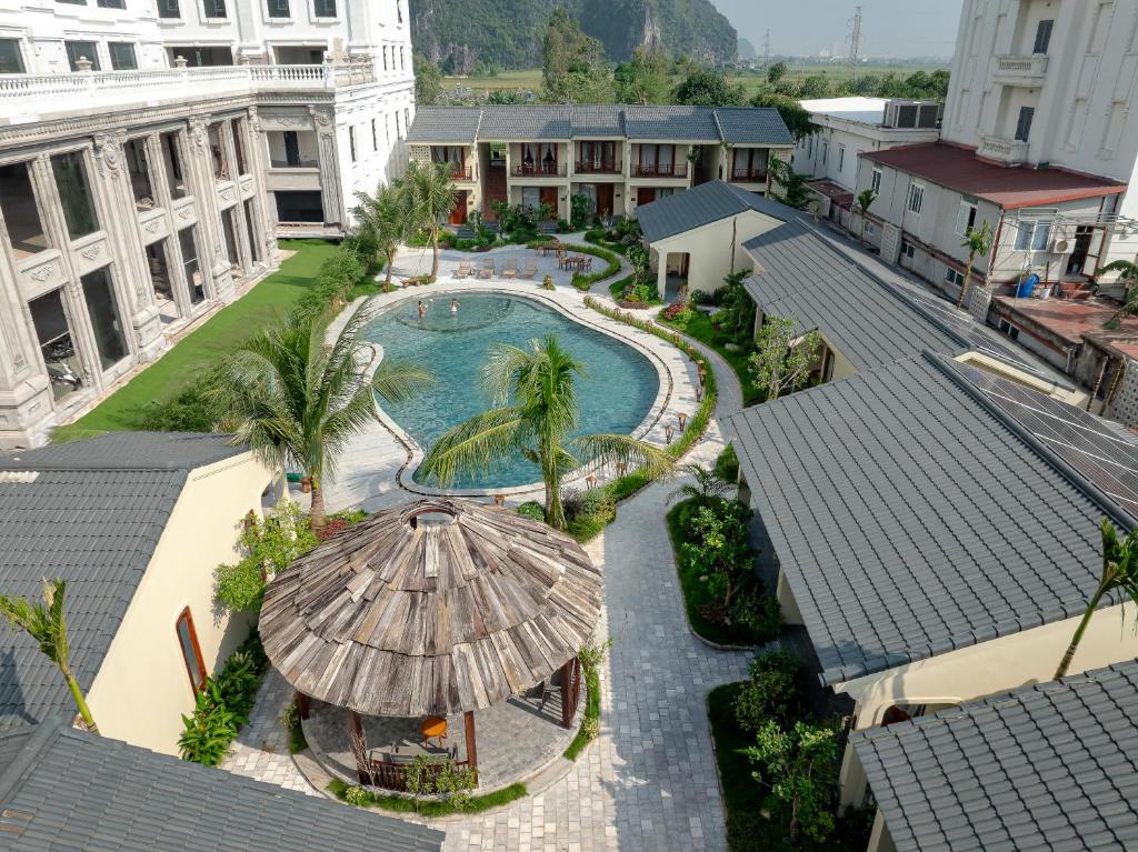 Quy hoạch sân trong cho thấy các khối lưu trú thấp tầng ôm lấy mặt nước.
