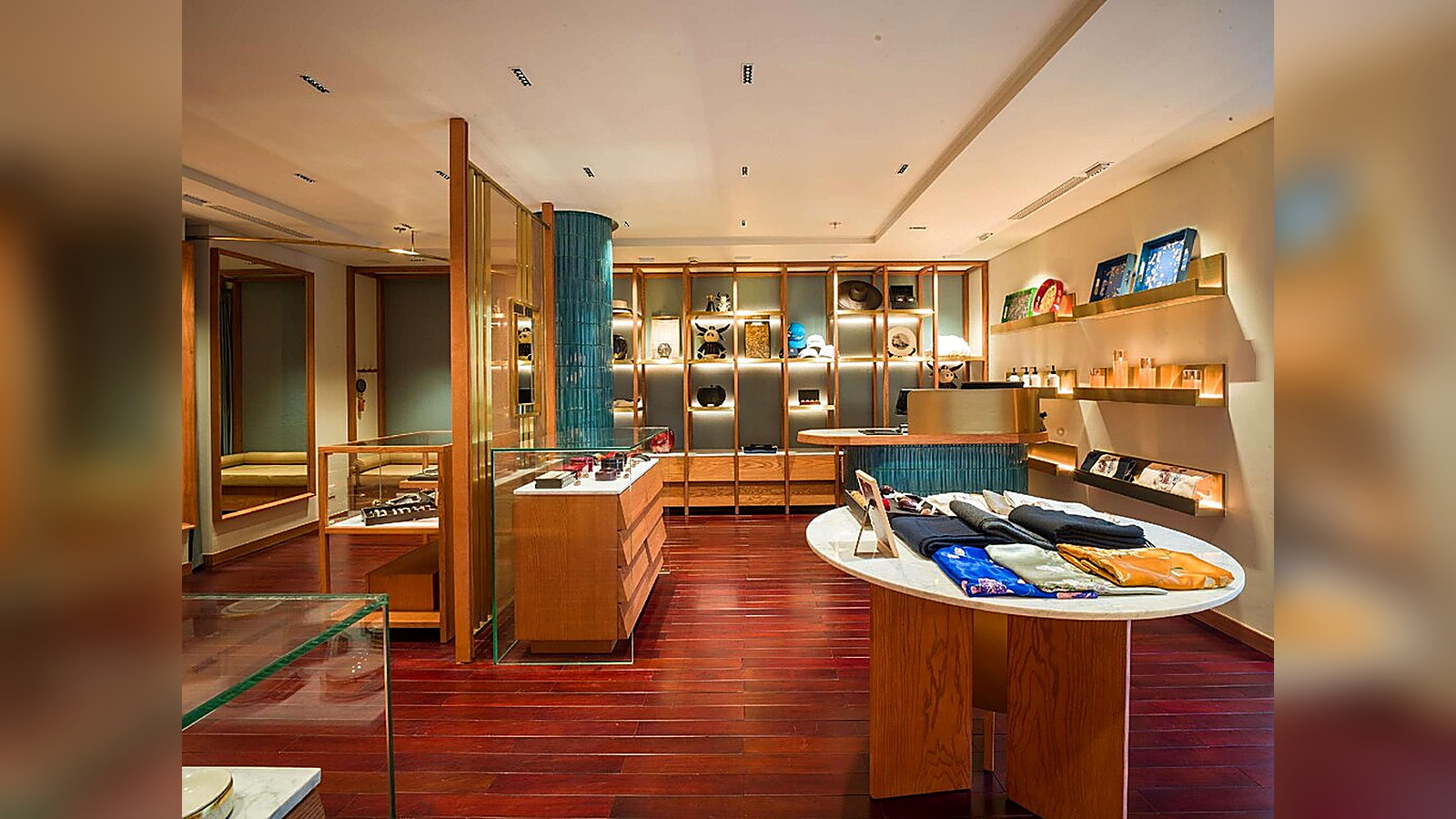 Không gian boutique trong khách sạn với nội thất gỗ ấm, phù hợp trải nghiệm mua sắm tiện lợi.