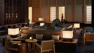 ounge được tổ chức quanh một vườn đá khô, dùng ánh sáng thấp và đồ gỗ mộc để tạo điểm nhận diện giàu tính thiền