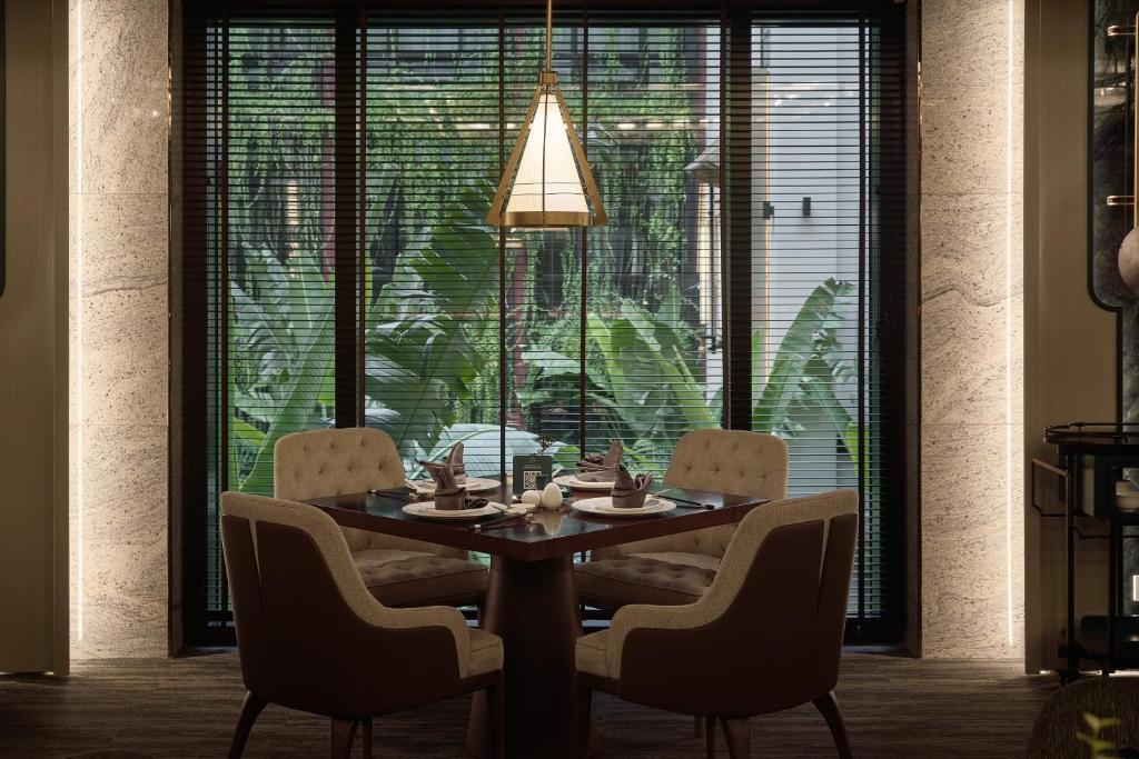 Nhà hàng khách sạn 4 sao bên sân vườn với cửa kính lớn và bàn ăn riêng tư