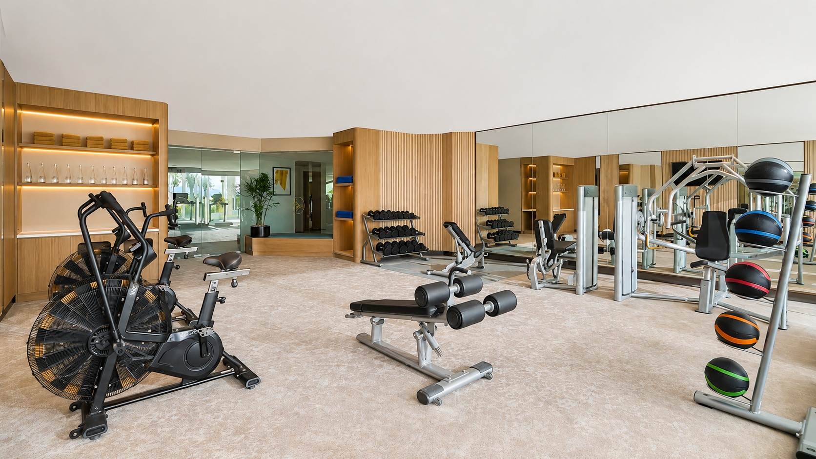 Phòng gym hiện đại với thiết bị cao cấp, phục vụ nhu cầu tập luyện khi đi du lịch hoặc công tác