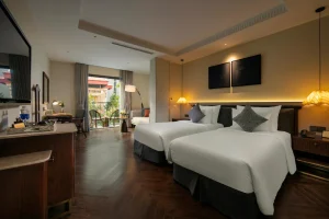 Phòng Twin khách sạn 5 sao phong cách Indochine hiện đại với hai giường, sàn gỗ và ban công