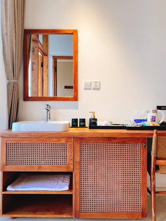 Tủ rửa mặt bằng gỗ và mây đan trong phòng khách sạn 4 sao phong cách Wabi Sabi