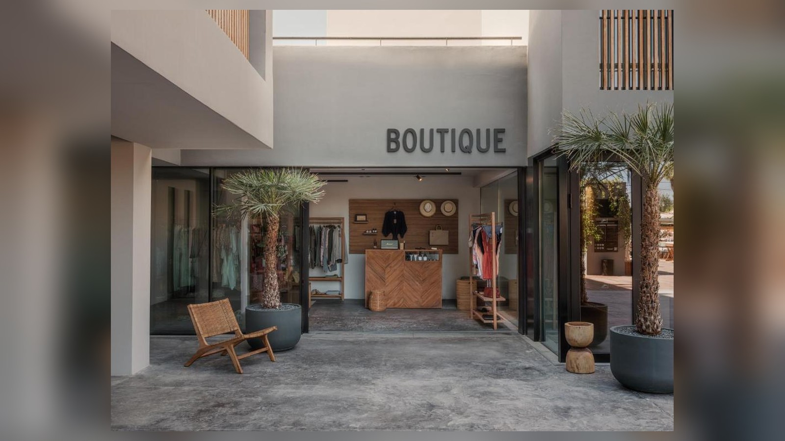 Cửa hàng boutique mở bổ sung trải nghiệm mua sắm chọn lọc mà vẫn giữ ngôn ngữ bê tông, gỗ và cây xanh.