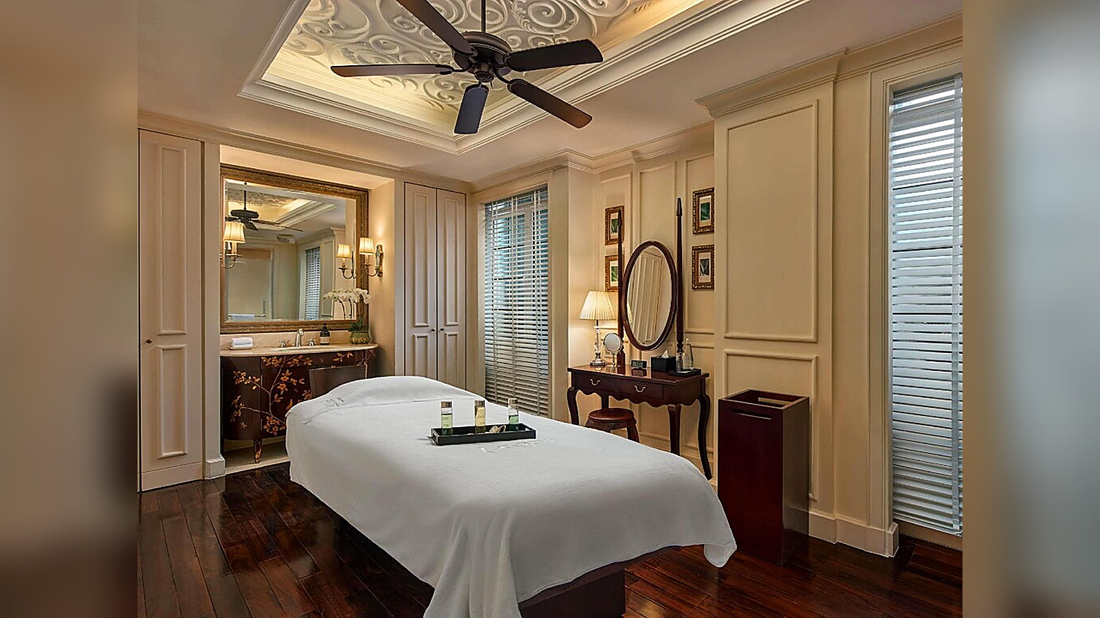 Phòng spa thư giãn mang phong cách tân cổ điển, phù hợp trải nghiệm chăm sóc sức khỏe riêng tư.