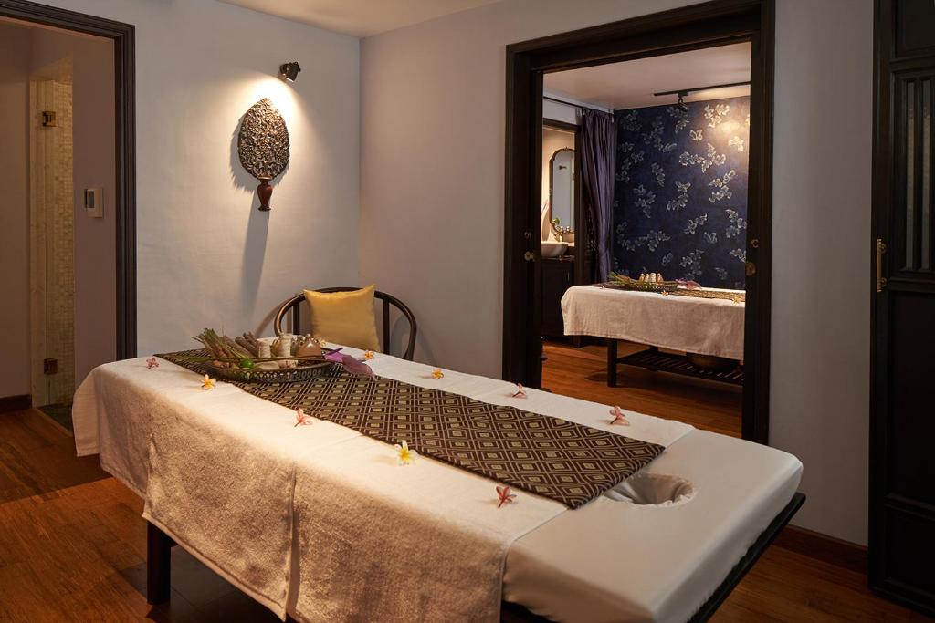 Phòng trị liệu đơn dùng ánh sáng dịu, gỗ tối và tường trung tính để tạo một điểm lắng riêng tư.