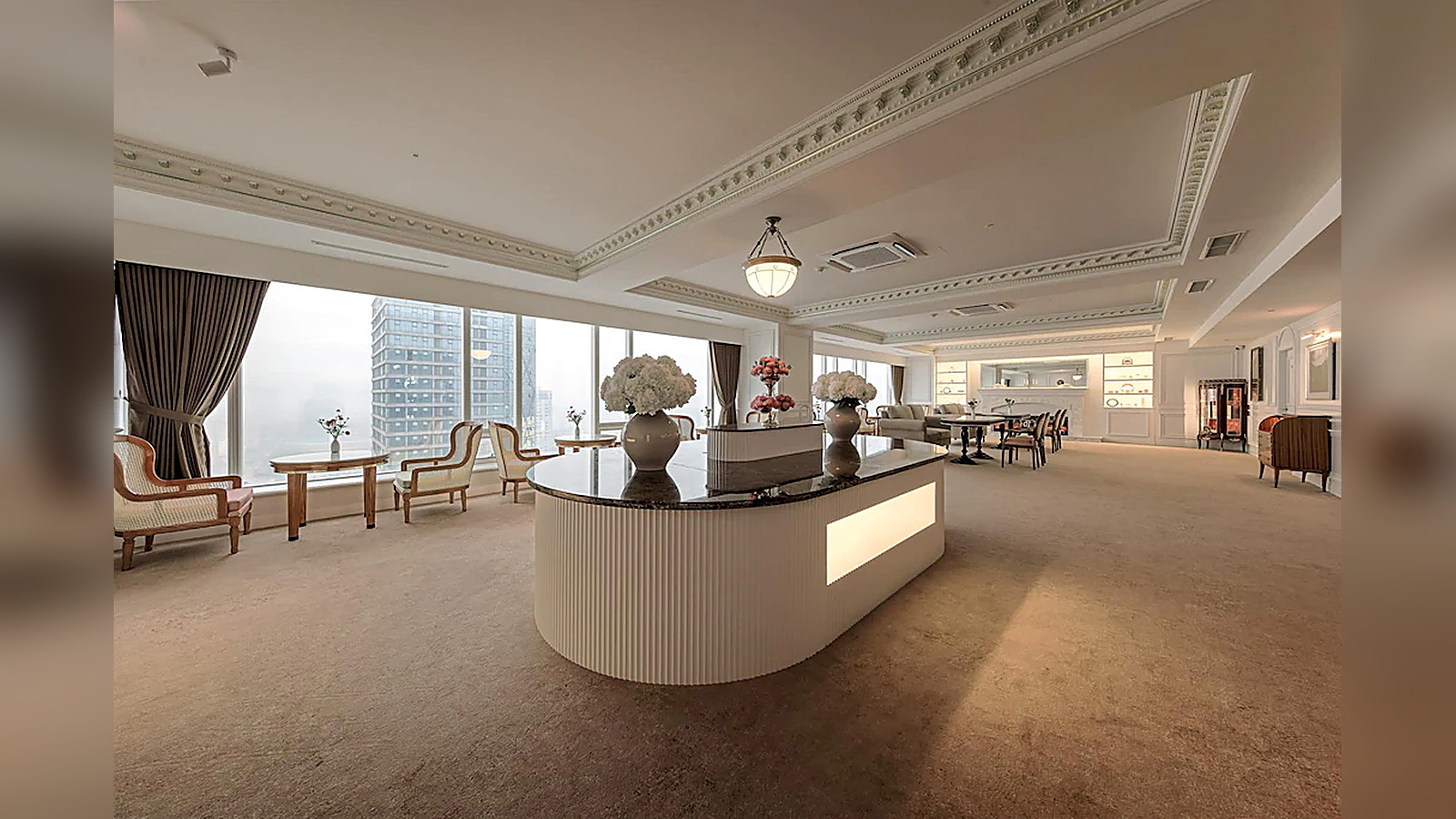 Không gian lounge rộng, thanh lịch và giàu ánh sáng, phù hợp tiếp khách và thư giãn