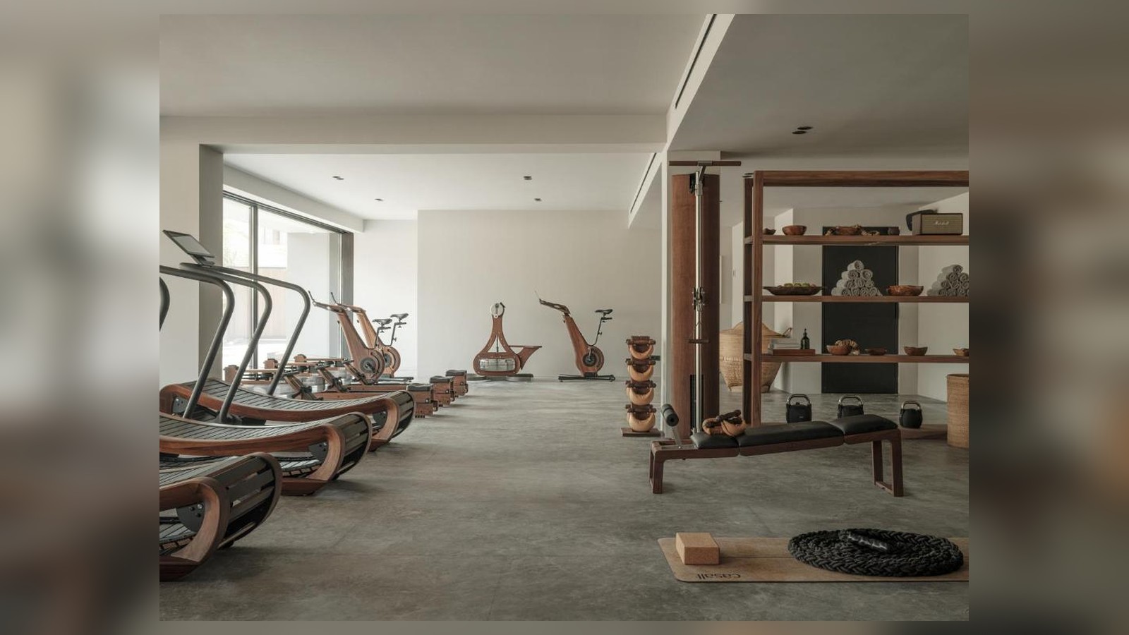 Phòng gym duy trì bảng màu khoáng và gỗ, giúp tiện ích vận động không tách rời ngôn ngữ thiết kế chung.