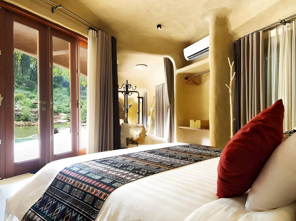 Bề mặt bo cong, màu cát và vải dệt mang lại cảm giác hữu cơ, thư thái.