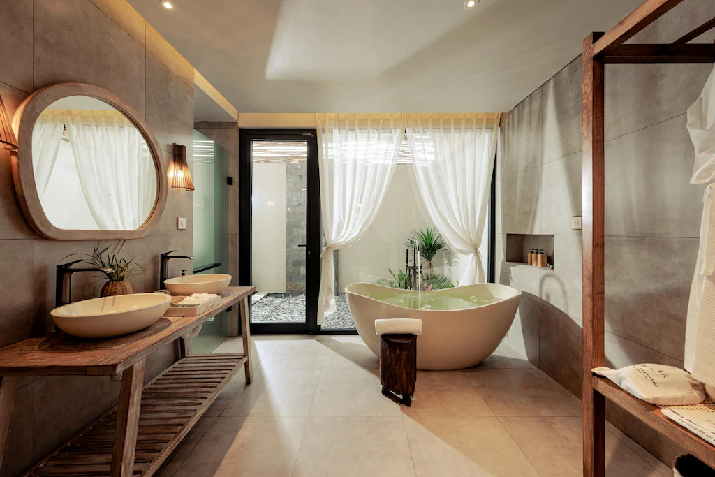 Bố cục mở hiện đại kết hợp rèm trắng, gỗ và cây xanh tạo cảm giác spa.