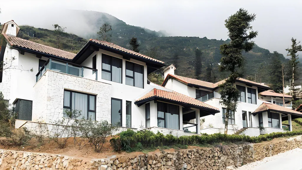 Những khối nhà nhỏ nối bằng sân và tường đá tạo tỷ lệ gần gũi, tránh dáng dấp của một khối khách sạn đô thị.