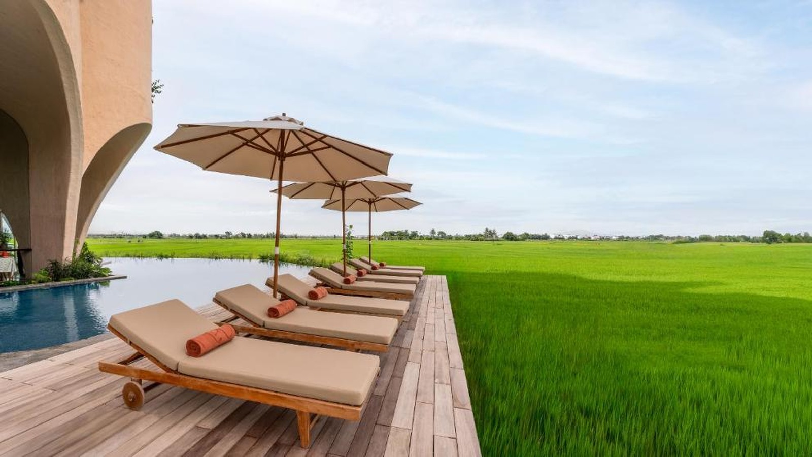 Sàn gỗ, ô che và dãy ghế nằm được đặt song song với đường chân trời để ưu tiên sự yên tĩnh hơn hiệu ứng phô diễn.