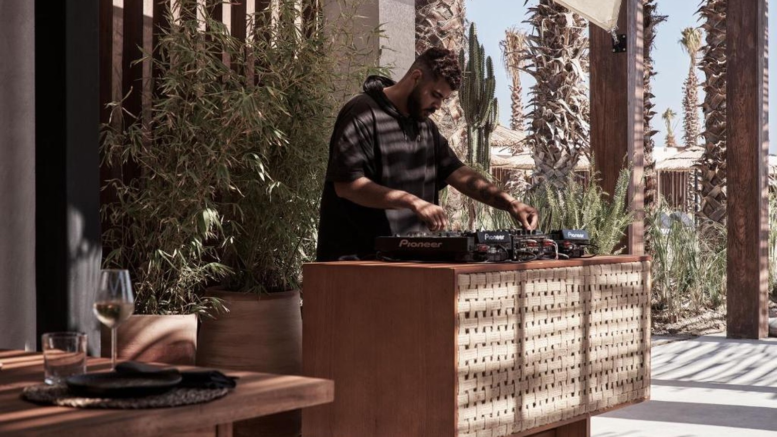 Quầy DJ thủ công đặt dưới mái gỗ cho thấy giải trí có thể hòa vào cảnh quan mà không phá vỡ tinh thần tĩnh.