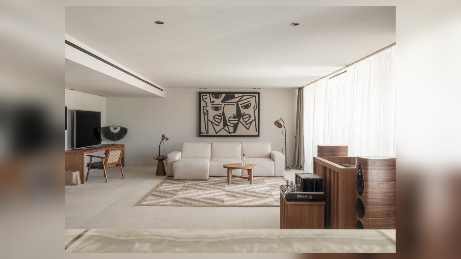 Phòng khách suite tổ chức gọn, để ánh sáng và khoảng trống dẫn dắt trải nghiệm thay cho trang trí dày.