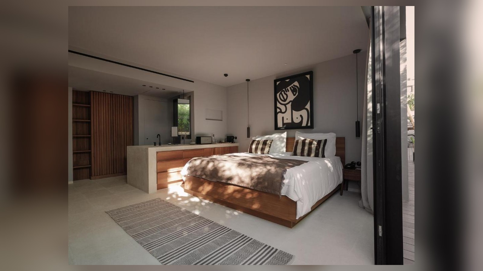 Các lớp gỗ, vải và ánh sáng tự nhiên tạo chất Wabi Sabi ấm áp trong một phòng ngủ hiện đại.