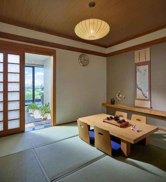 Phòng tatami dùng tỷ lệ thấp, cửa shoji và bàn trà để tạo một nghi thức sinh hoạt chậm.