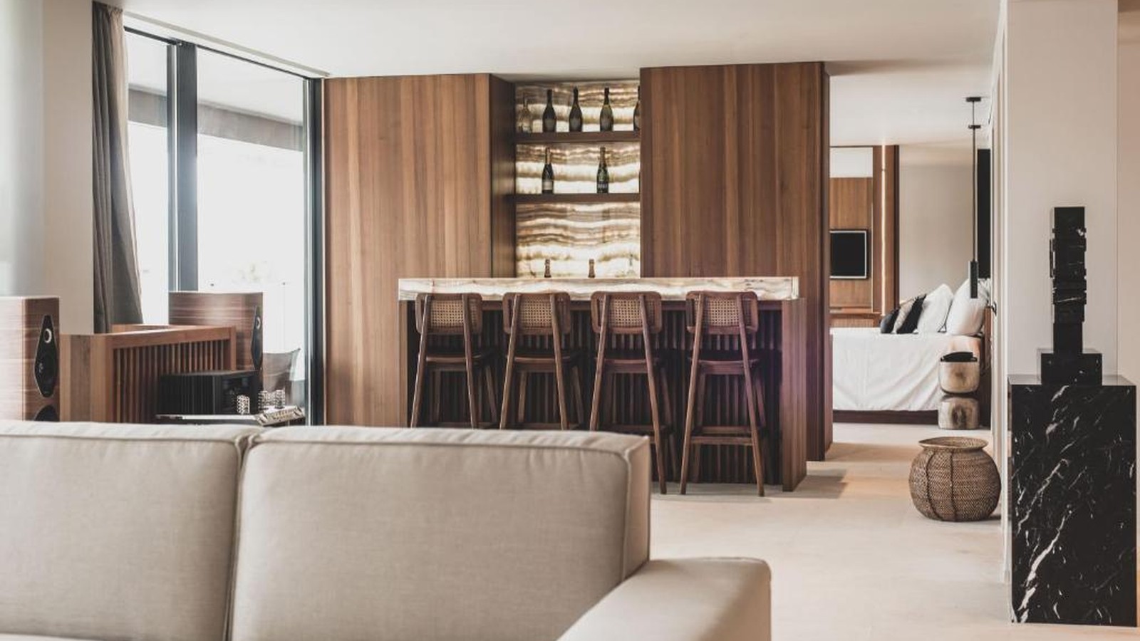 Suite dành cho lưu trú dài ngày kết hợp khu ở, ăn và bếp trong một bố cục mở, sáng và thân thiện.