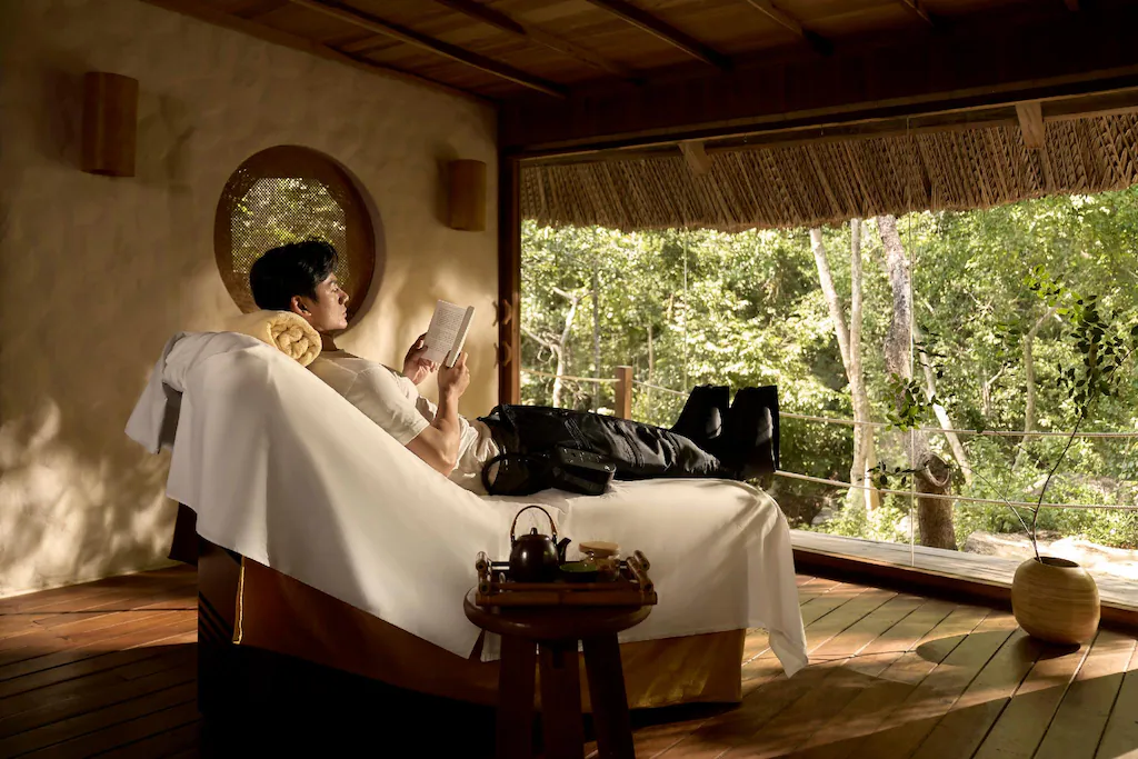 Vách mở, vật liệu thô và ánh sáng lọc qua cây đưa spa trở về trạng thái gần gũi với tự nhiên.