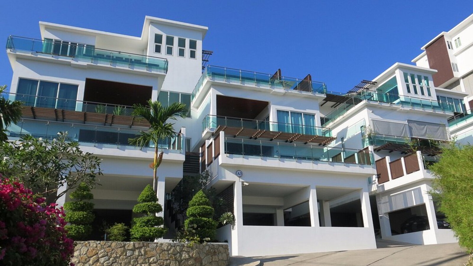 Mặt đứng sáng màu, các lớp ban công và mảng xanh tạo nhịp thở cho khối nghỉ dưỡng mà không cần trang trí cầu kỳ.
