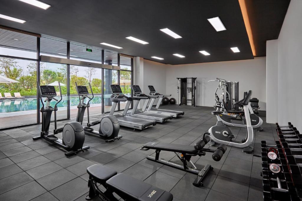 Gym sáng, thông thoáng, bố trí máy cardio, tạ và vùng vận động theo tuyến dễ sử dụng.