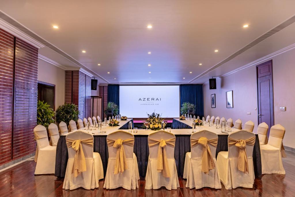 Phòng tiệc linh hoạt được bố trí sân khấu, bàn tròn và ánh sáng màu cho hội nghị hoặc gala.