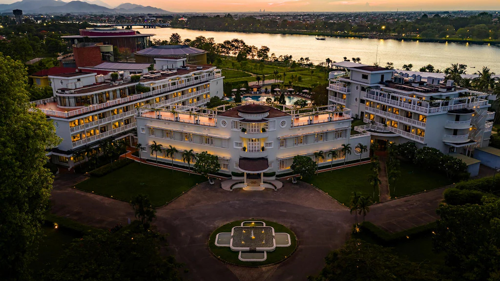 Resort 5 sao phong cách Indochine Heritage ven sông
