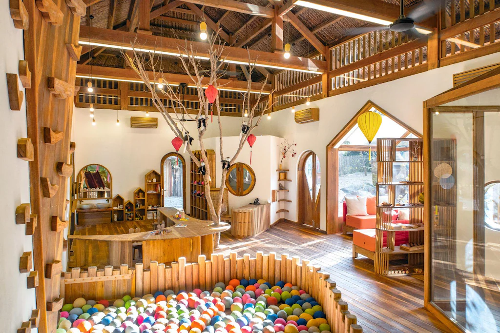 Màu sắc vui nhộn được đặt trong khung nhà gỗ, giúp khu trẻ em hòa vào ngôn ngữ chung của resort.