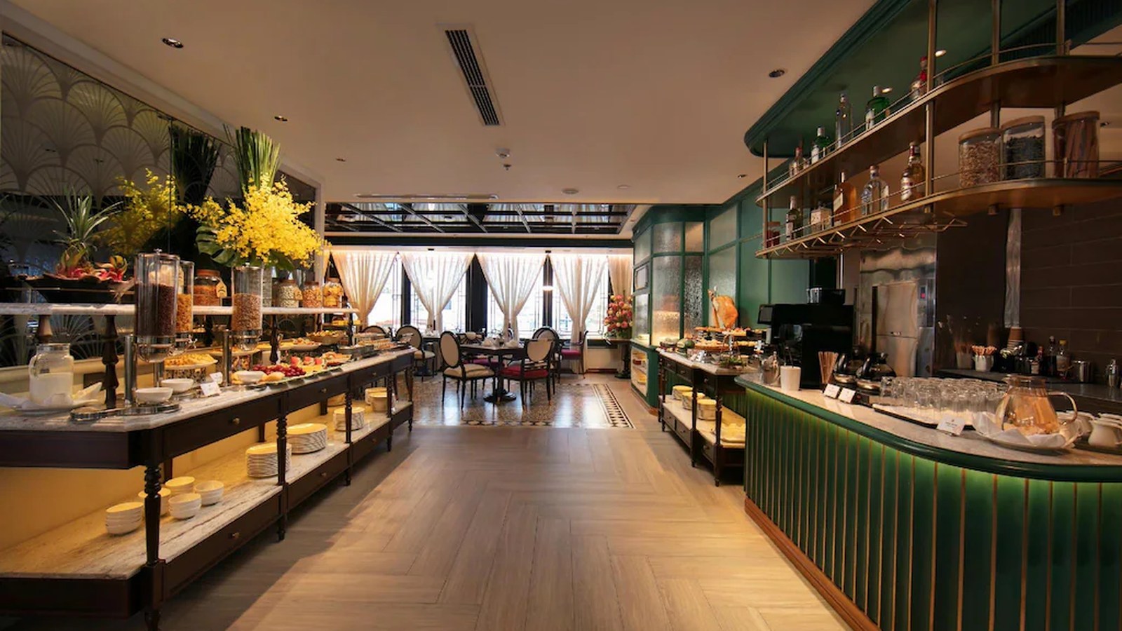Buffet sáng tổ chức quầy đá và quầy xanh song song, tạo lối đi rõ và trải nghiệm lấy món thuận tiện.