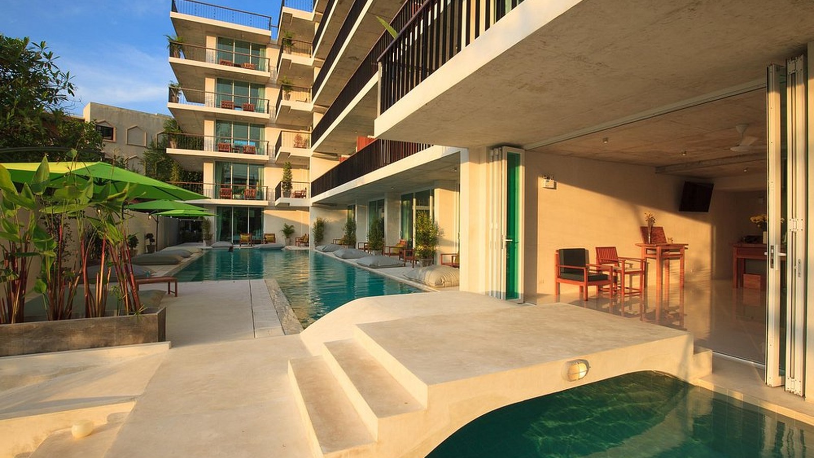 Hồ bơi sân trong kết nối với khu lounge mở, tạo nên khoảng chuyển tiếp nhẹ nhàng giữa nghỉ ngơi và vận động.