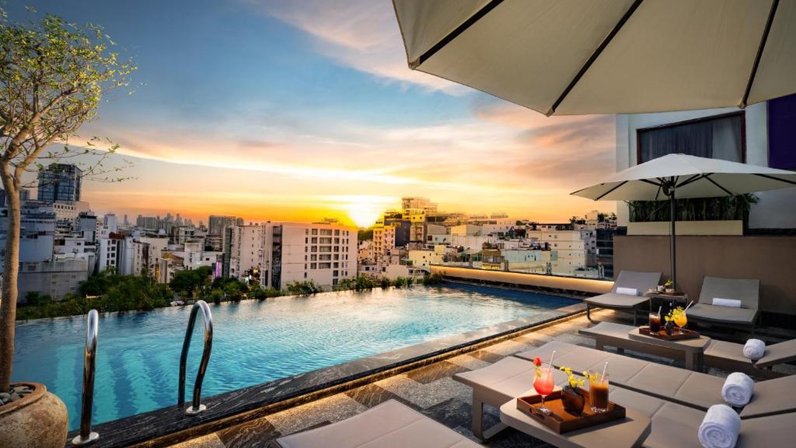 Hồ bơi vô cực tạo cảm giác mặt nước nối liền với đường chân trời lúc hoàng hôn.