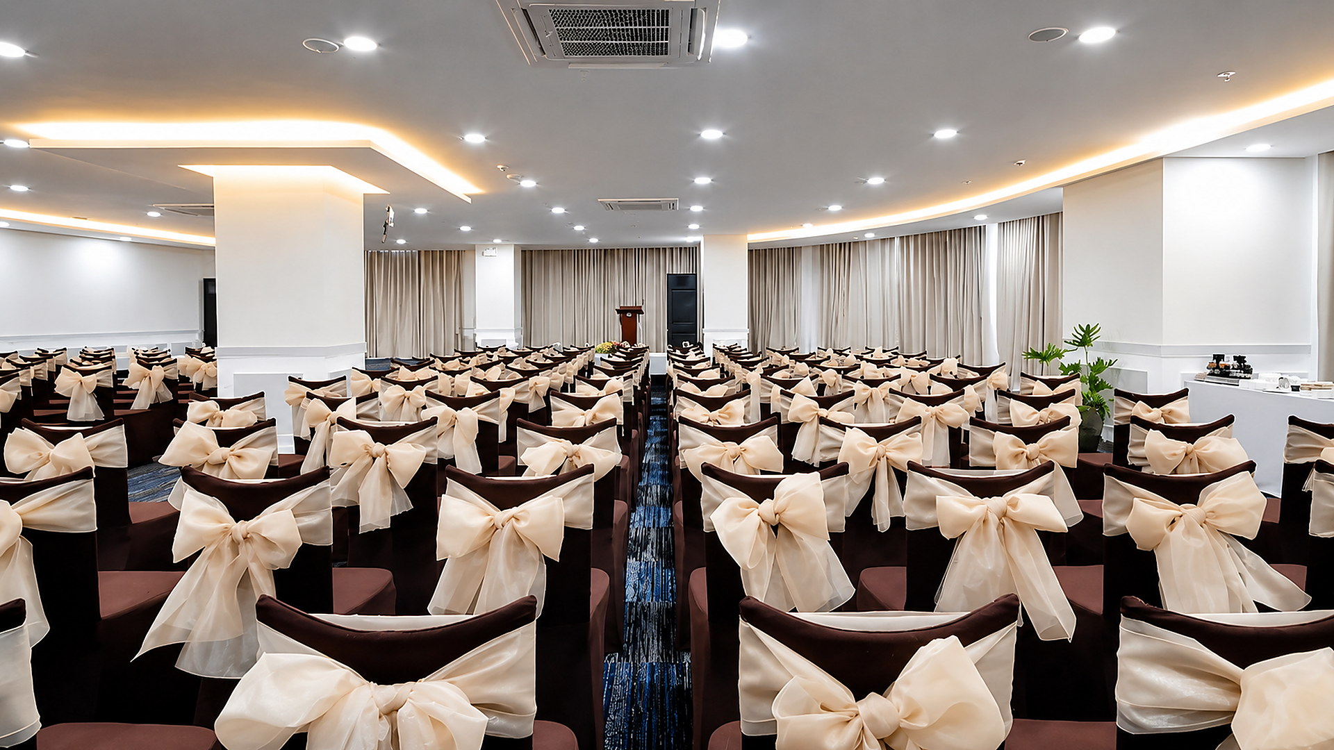 Phòng hội nghị được bố trí đồng bộ, phù hợp hội thảo và sự kiện