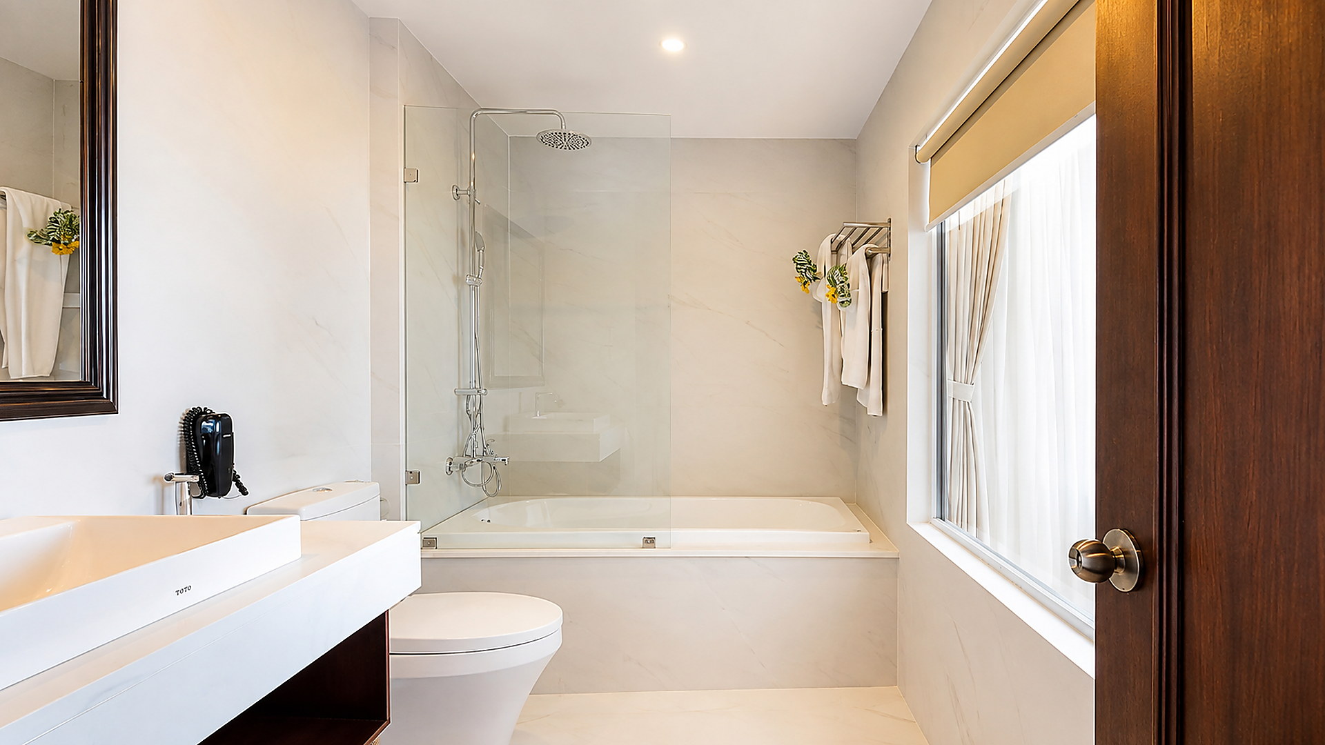 Phòng tắm cao cấp với bồn tắm, vách kính và ánh sáng tự nhiên