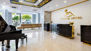 Sảnh lễ tân rộng, sáng và sử dụng vật liệu hiện đại
