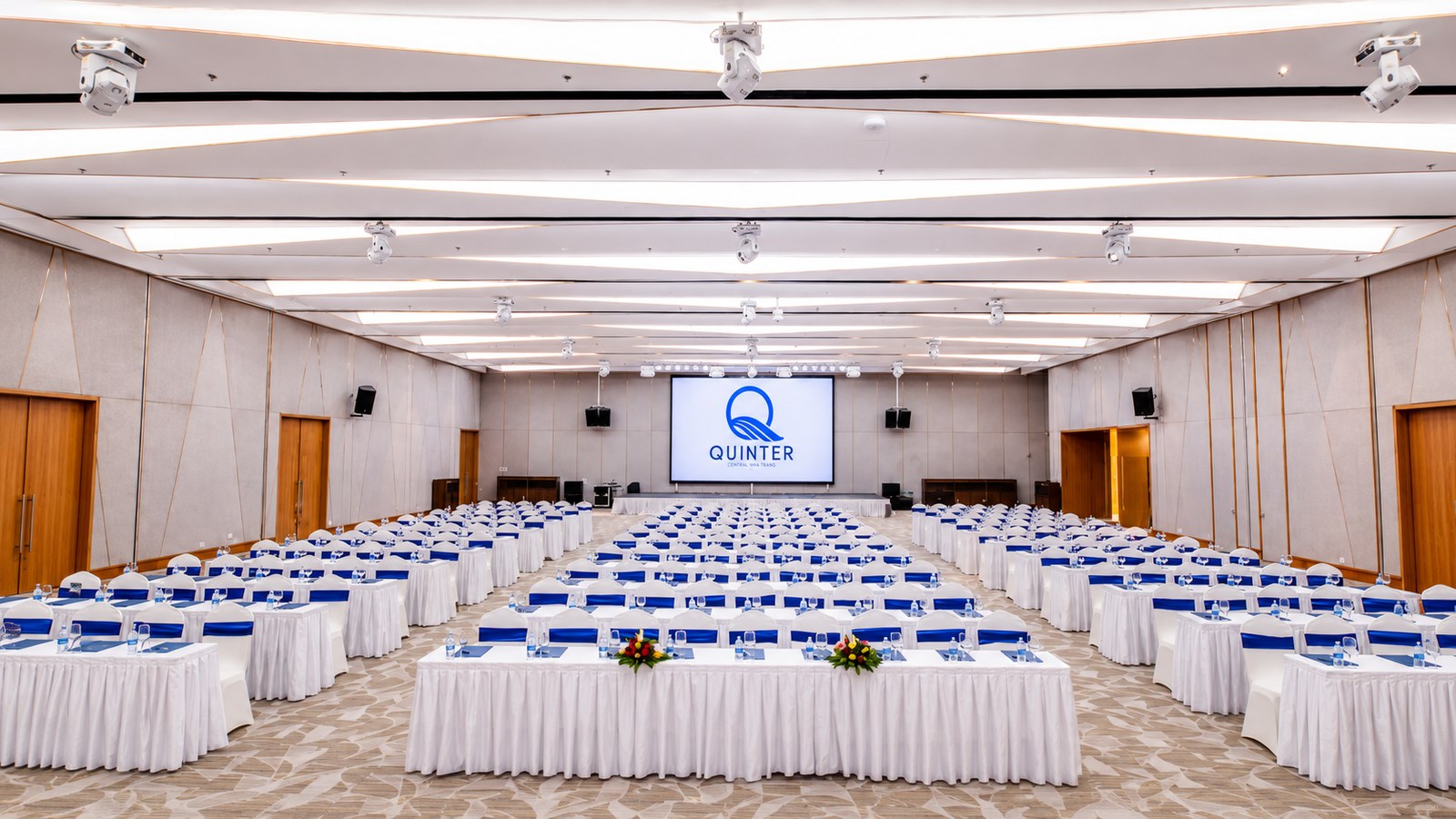 Phòng hội nghị quy mô lớn với hệ thống trình chiếu, ánh sáng và bàn ghế chuyên nghiệp
