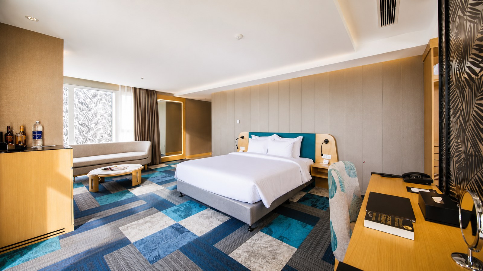 Phòng Suite khách sạn 5 sao với không gian rộng, khu tiếp khách và tiện nghi cao cấp.