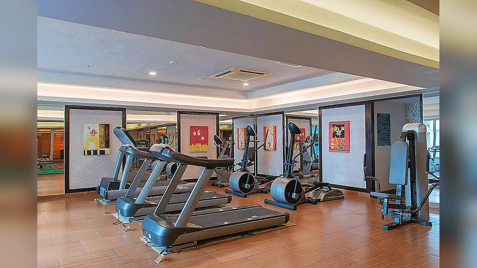 Phòng gym hiện đại với máy cardio và thiết bị tập luyện