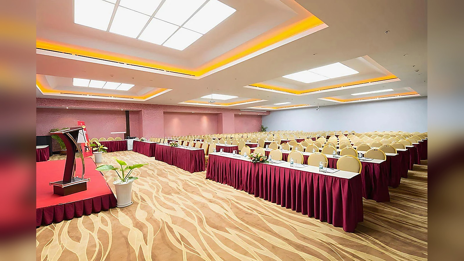 Phòng hội nghị bố trí kiểu lớp học cho hội thảo và đào tạo
